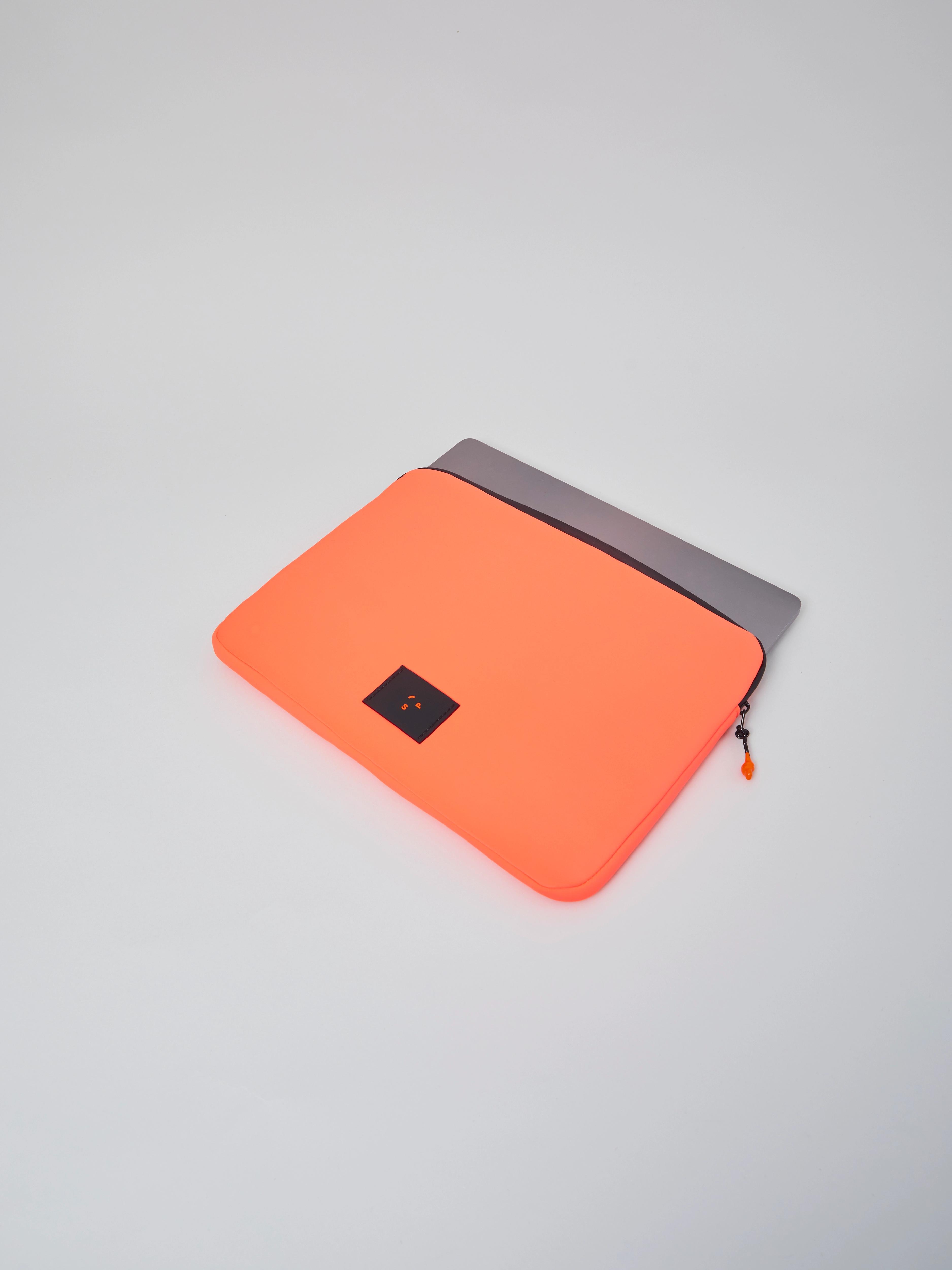 https://s3.amazonaws.com/a.storyblok.com/f/247851/062360b5ee/laptop_sleeve_16_orange_211.webp