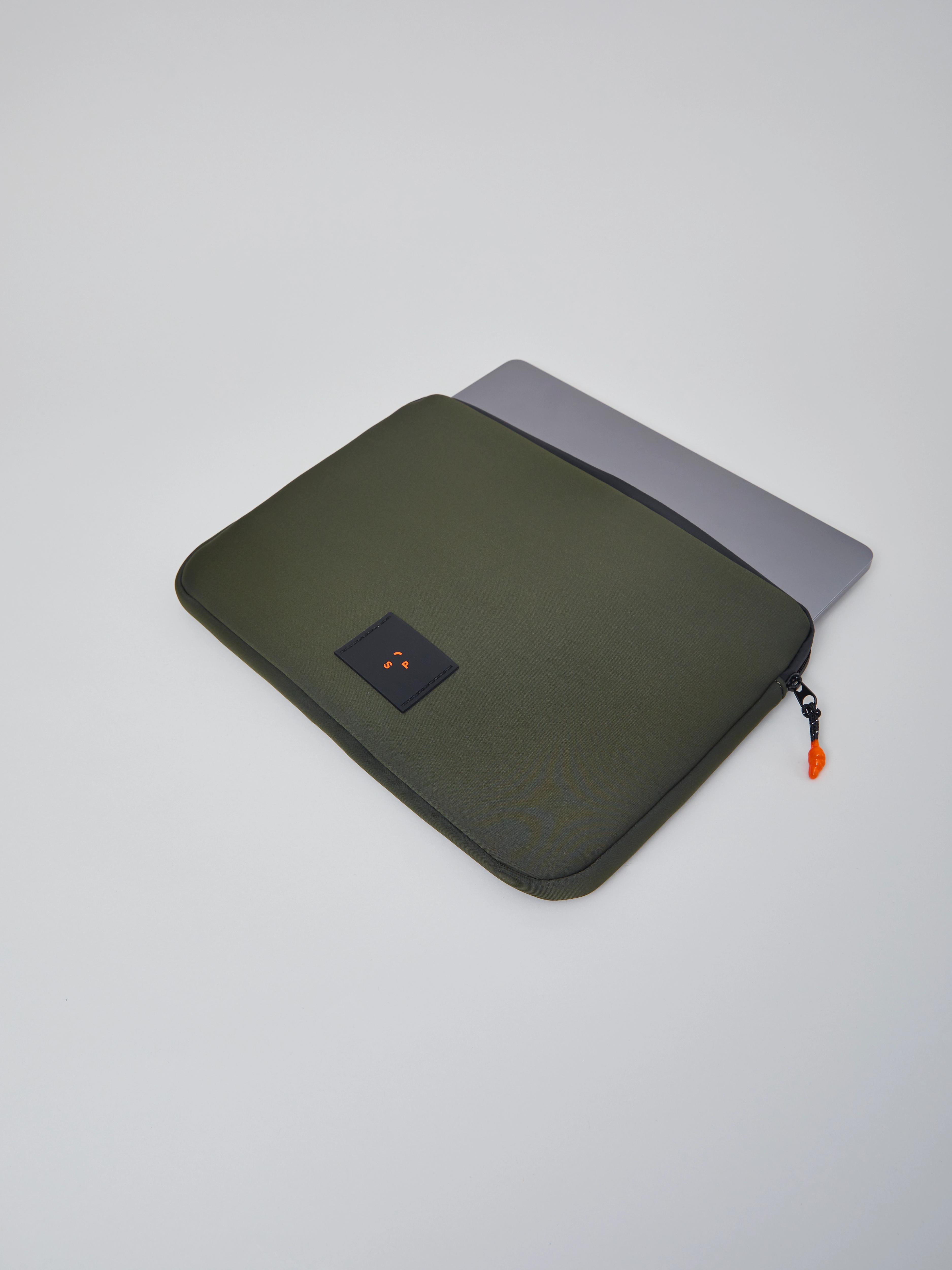 https://s3.amazonaws.com/a.storyblok.com/f/247851/070b6bfc98/laptop_sleeve_14_darkgreen_187.webp