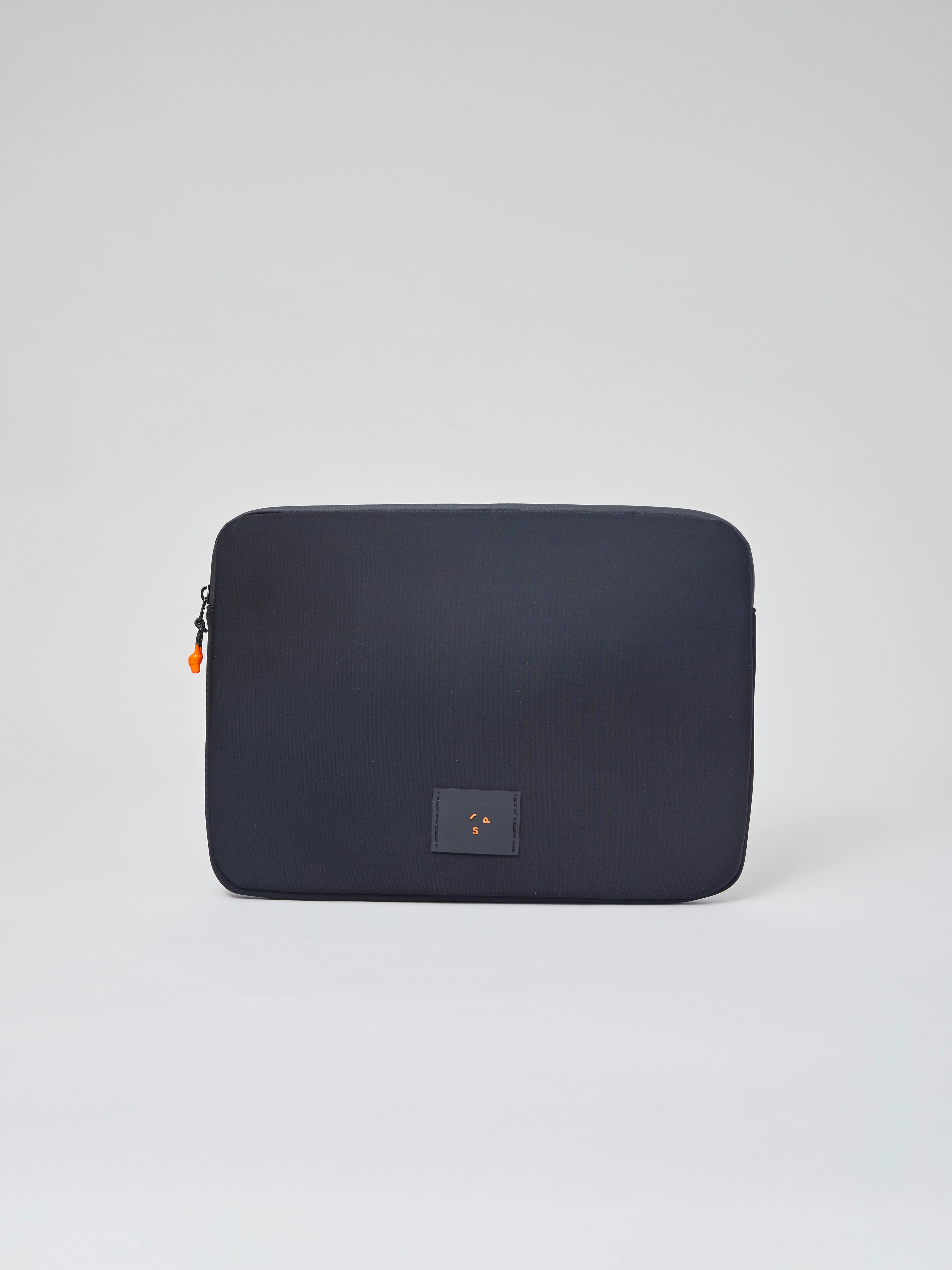 https://s3.amazonaws.com/a.storyblok.com/f/247851/34ec4520bc/laptop_sleeve_16_black_56.webp