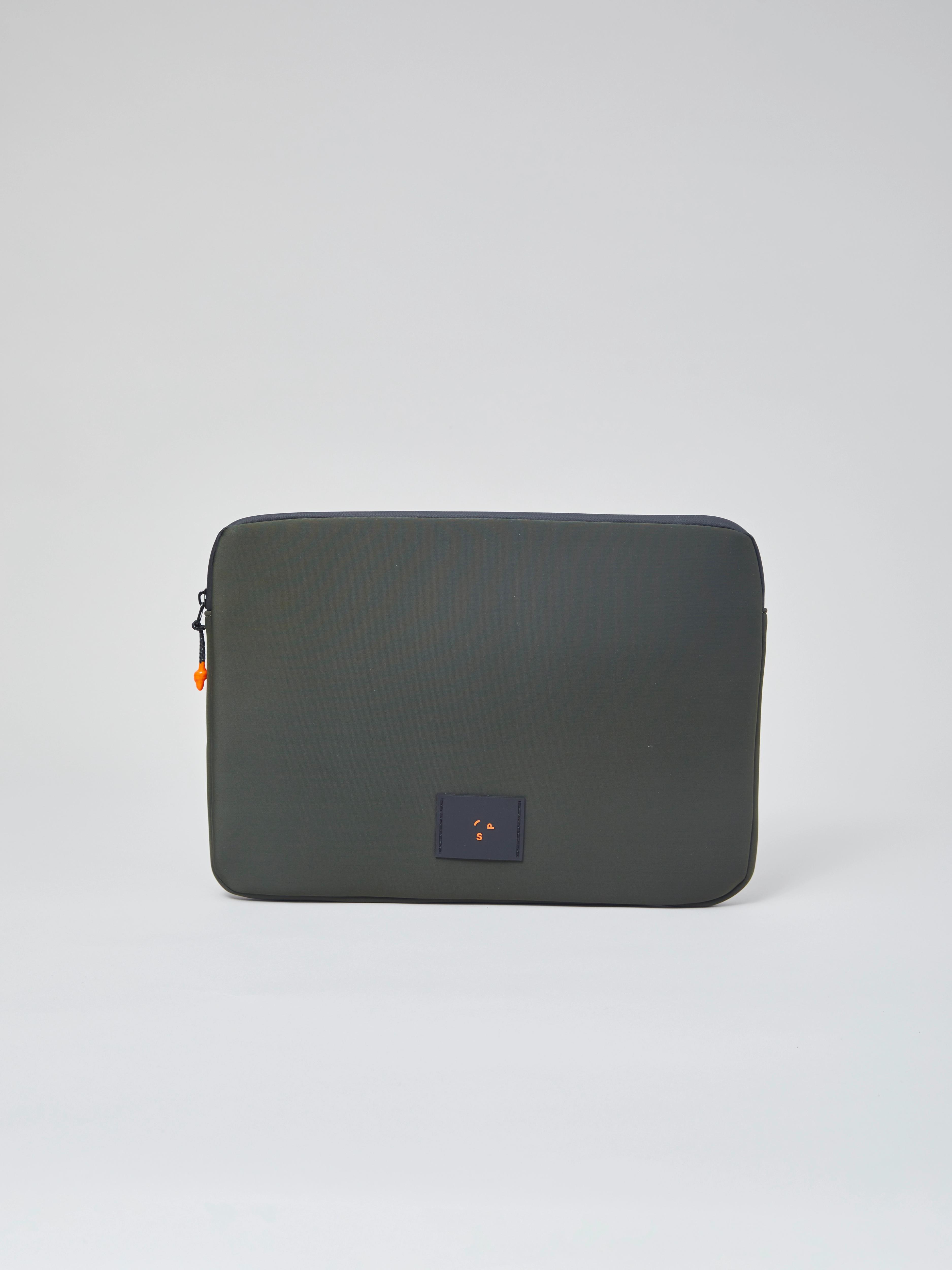 https://s3.amazonaws.com/a.storyblok.com/f/247851/45e5d4f1be/laptop_sleeve_16_darkgreen_77.webp