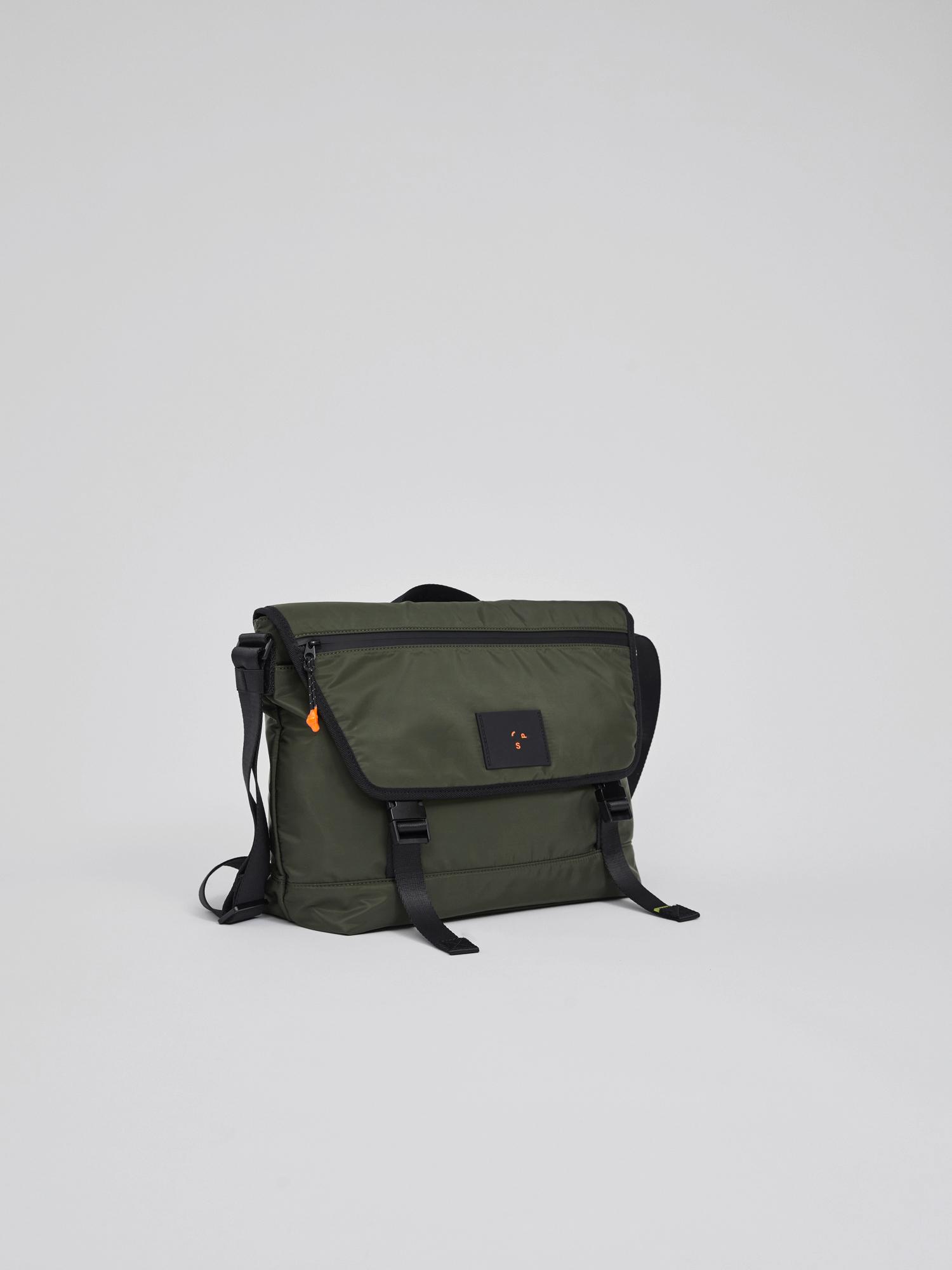 https://s3.amazonaws.com/a.storyblok.com/f/247851/628b0332ab/messenger-bag-3.jpg