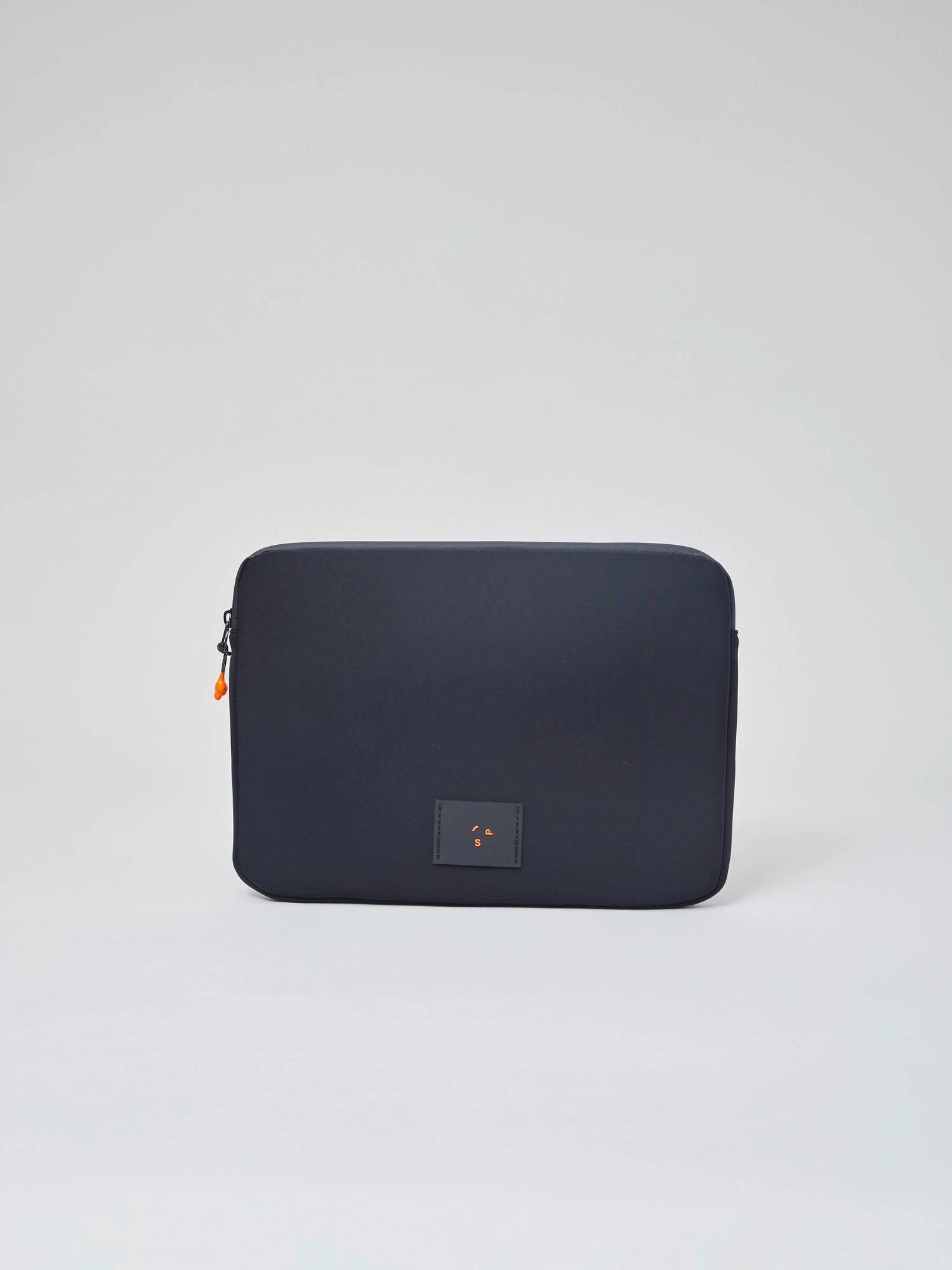 https://s3.amazonaws.com/a.storyblok.com/f/247851/76e81937bc/laptop_sleeve_14_black_50.webp