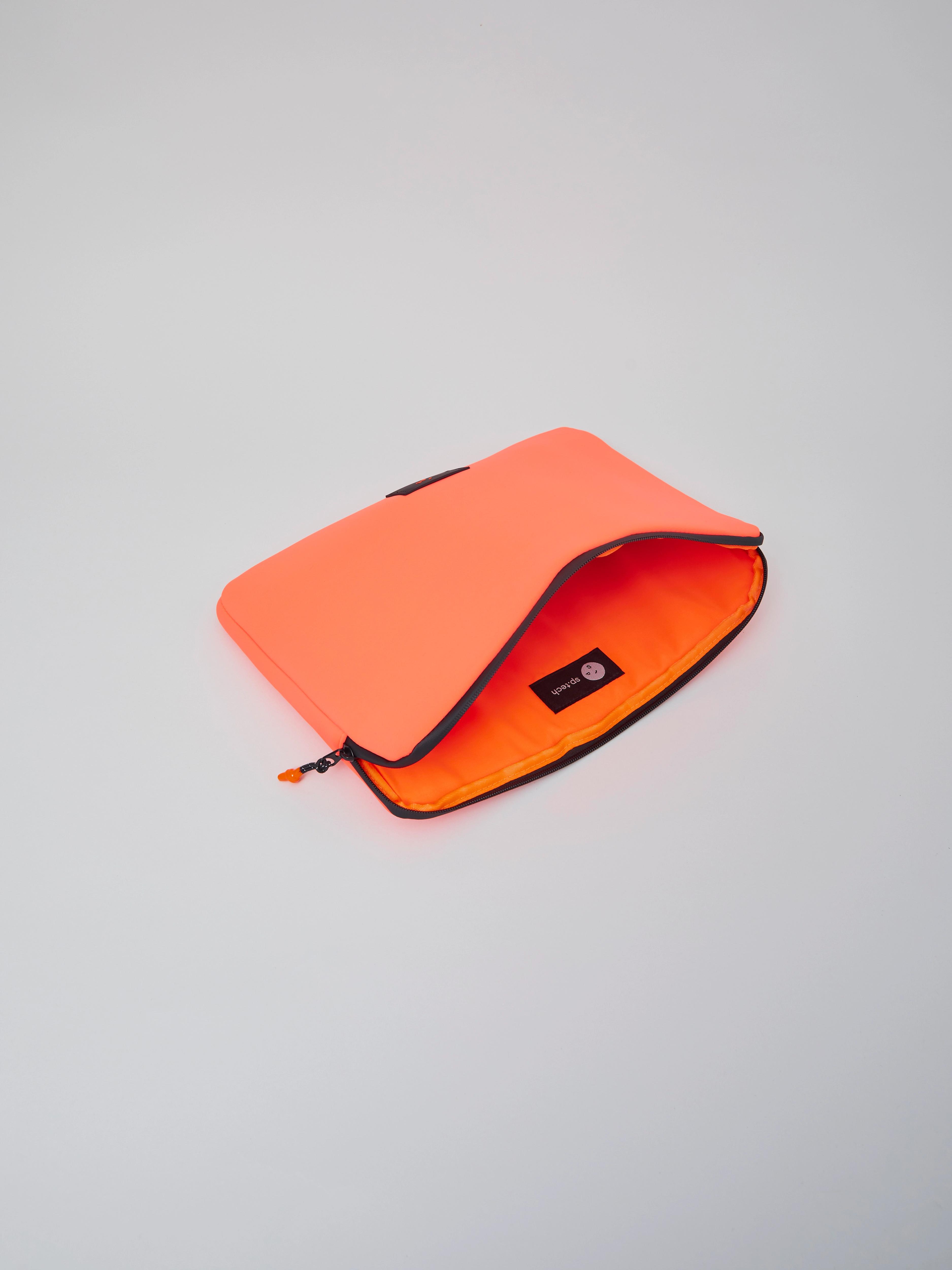 https://s3.amazonaws.com/a.storyblok.com/f/247851/7a98da689d/laptop_sleeve_16_orange_213.webp