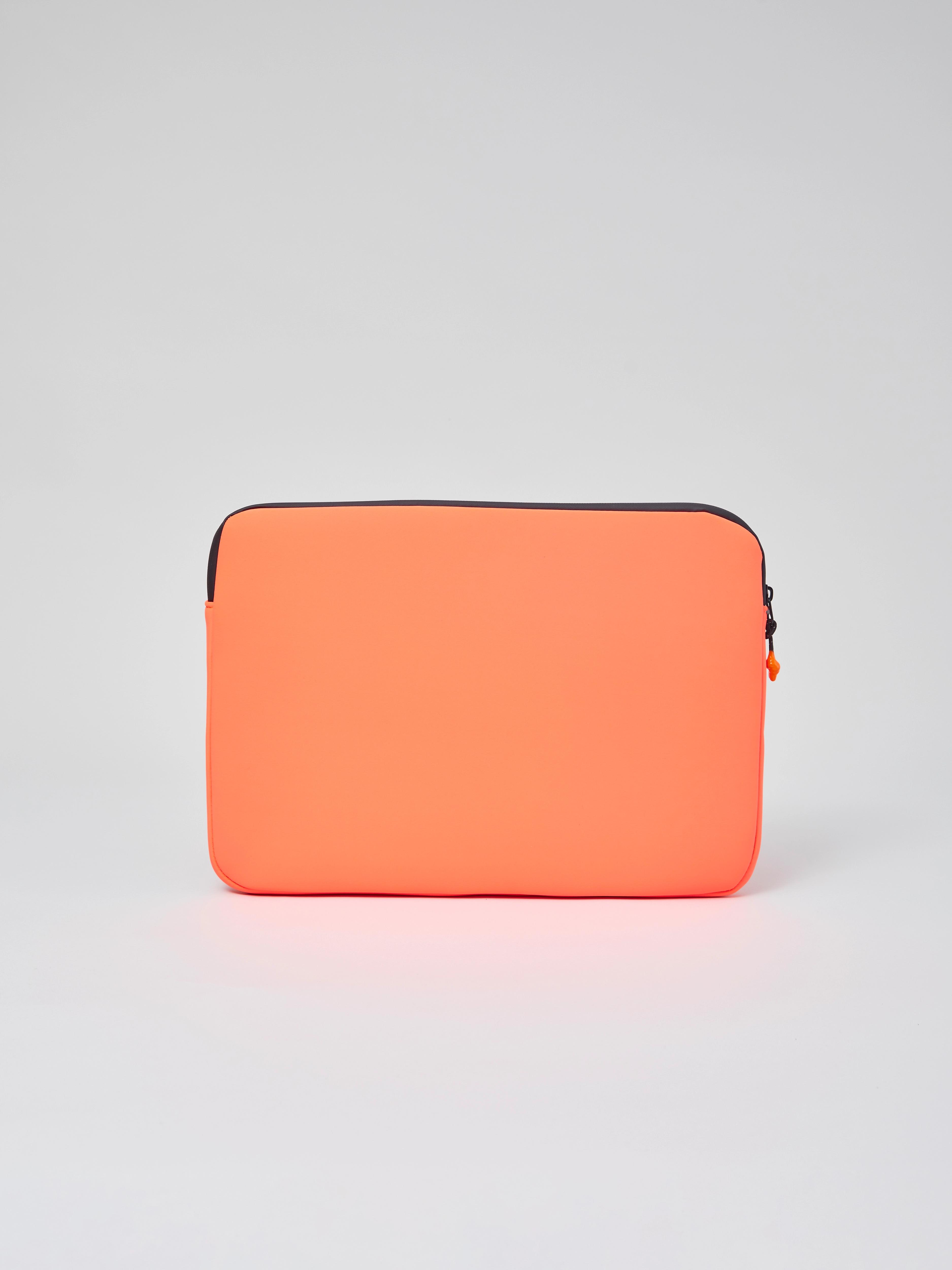 https://s3.amazonaws.com/a.storyblok.com/f/247851/90e8a5f91b/laptop_sleeve_16_orange_87.webp