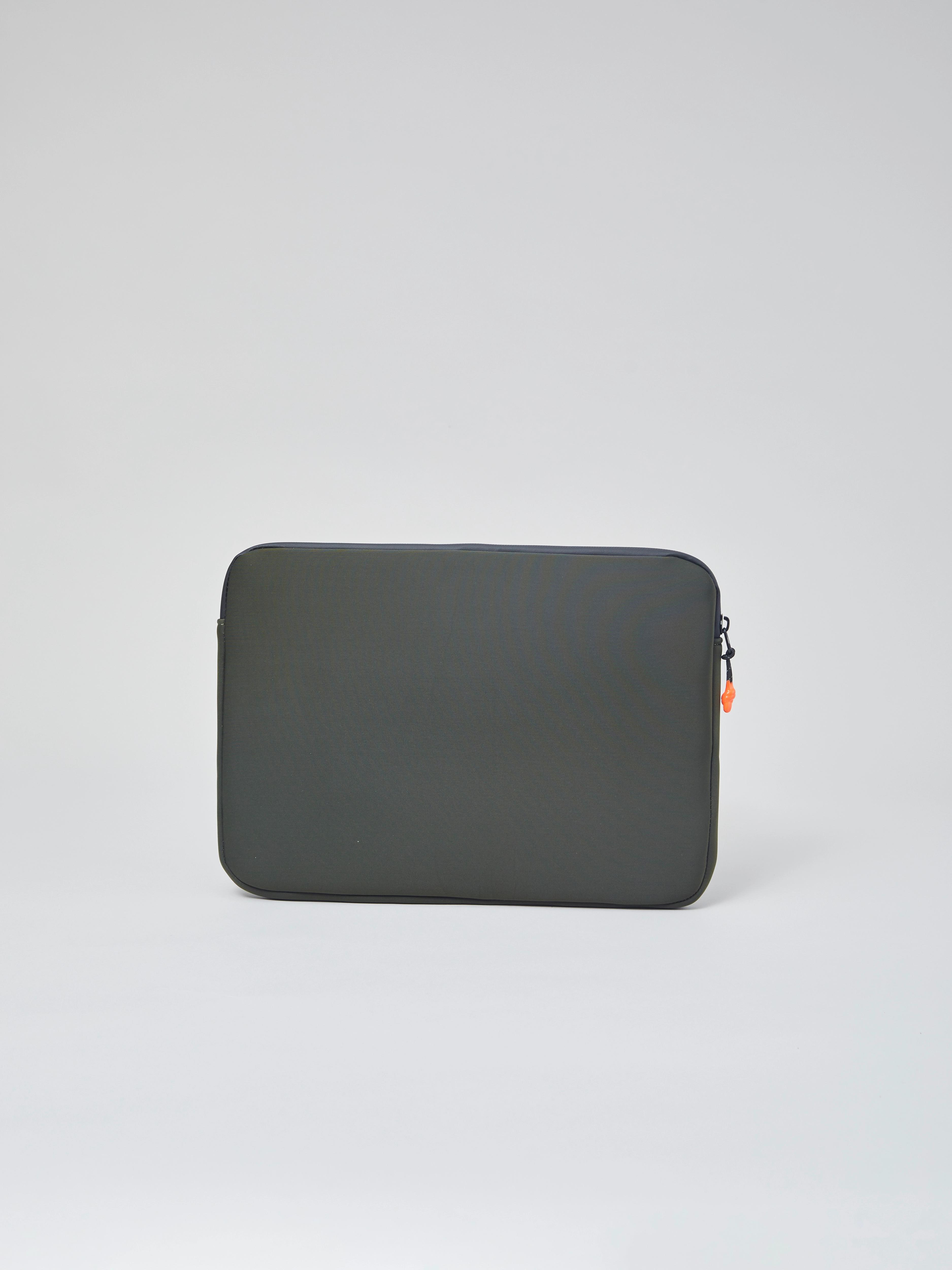 https://s3.amazonaws.com/a.storyblok.com/f/247851/ee5ea775ae/laptop_sleeve_14_darkgreen_30.webp