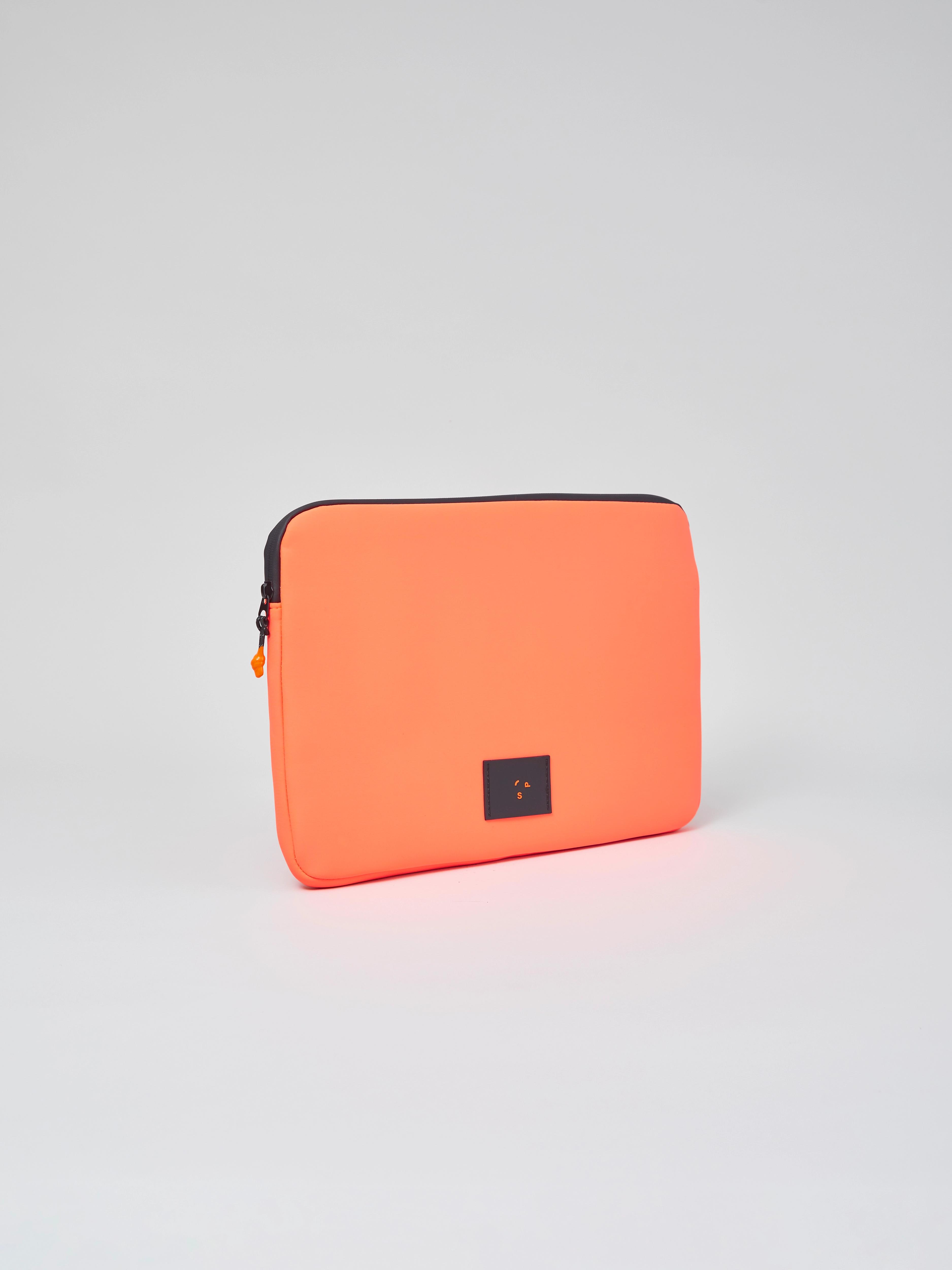 https://s3.amazonaws.com/a.storyblok.com/f/247851/eec614fd1e/laptop_sleeve_16_orange_89.webp