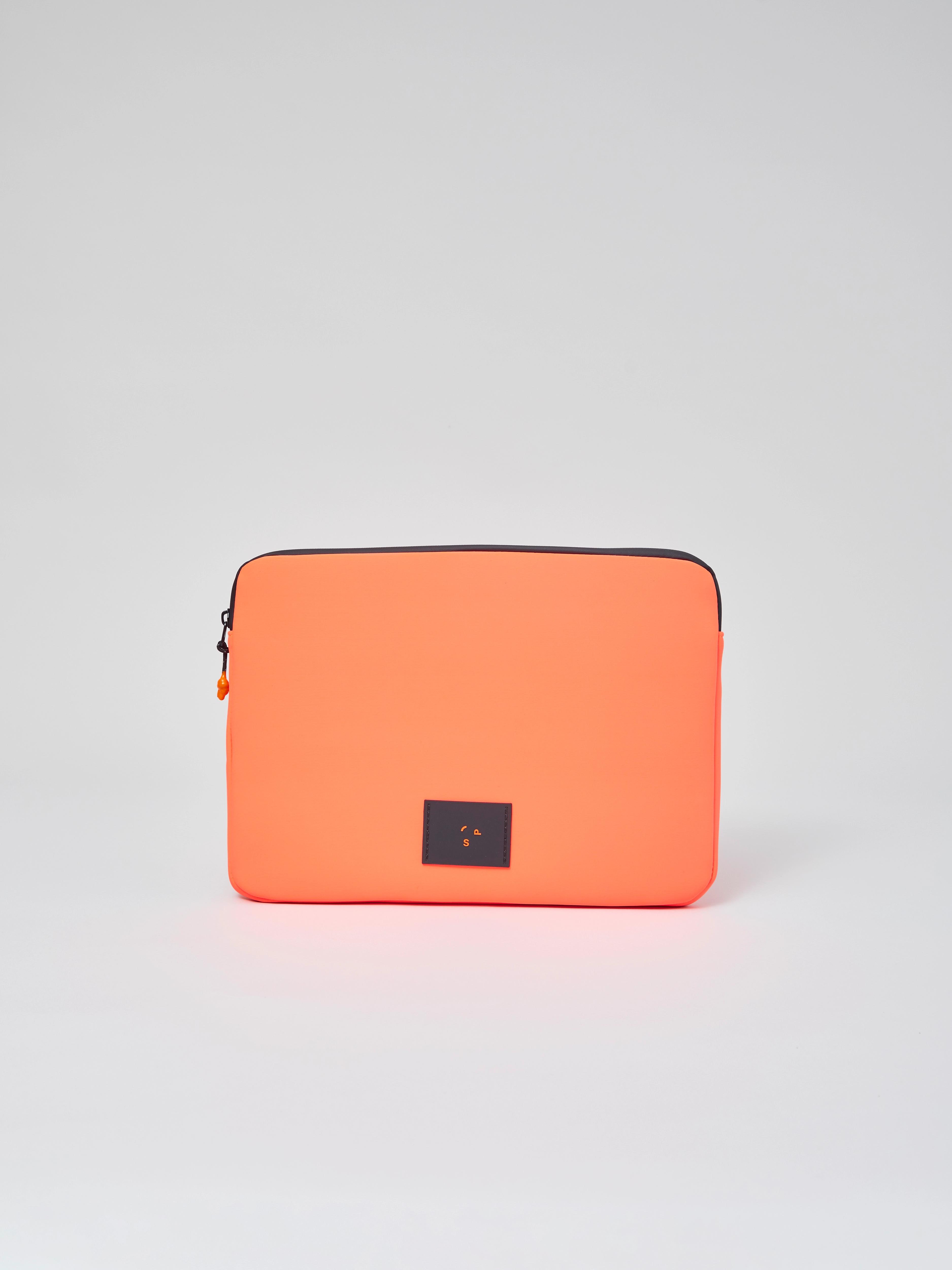 https://s3.amazonaws.com/a.storyblok.com/f/247851/f3251fc4d5/laptop_sleeve_14_orange_37.webp